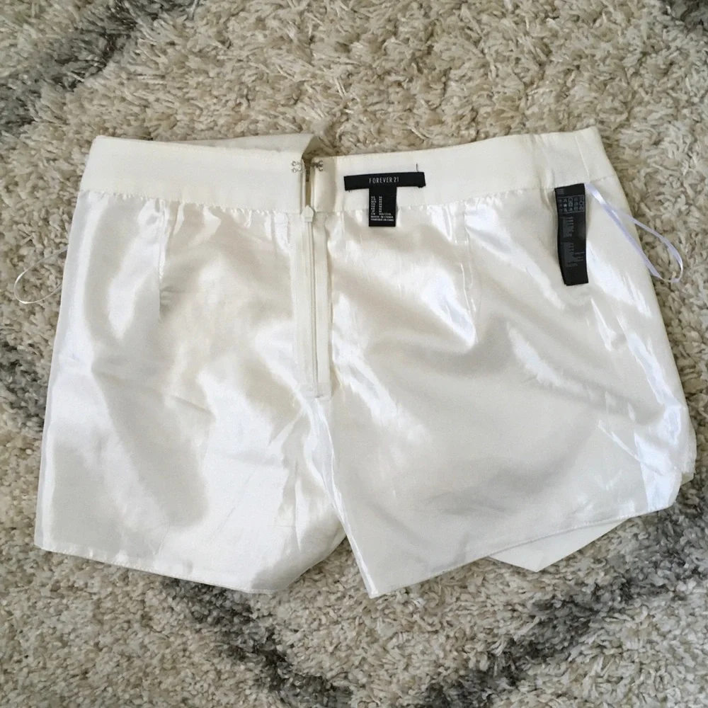 Women’s Solid White Asymmetrical Skort Forever 21 Size M - Picture 9 of 13